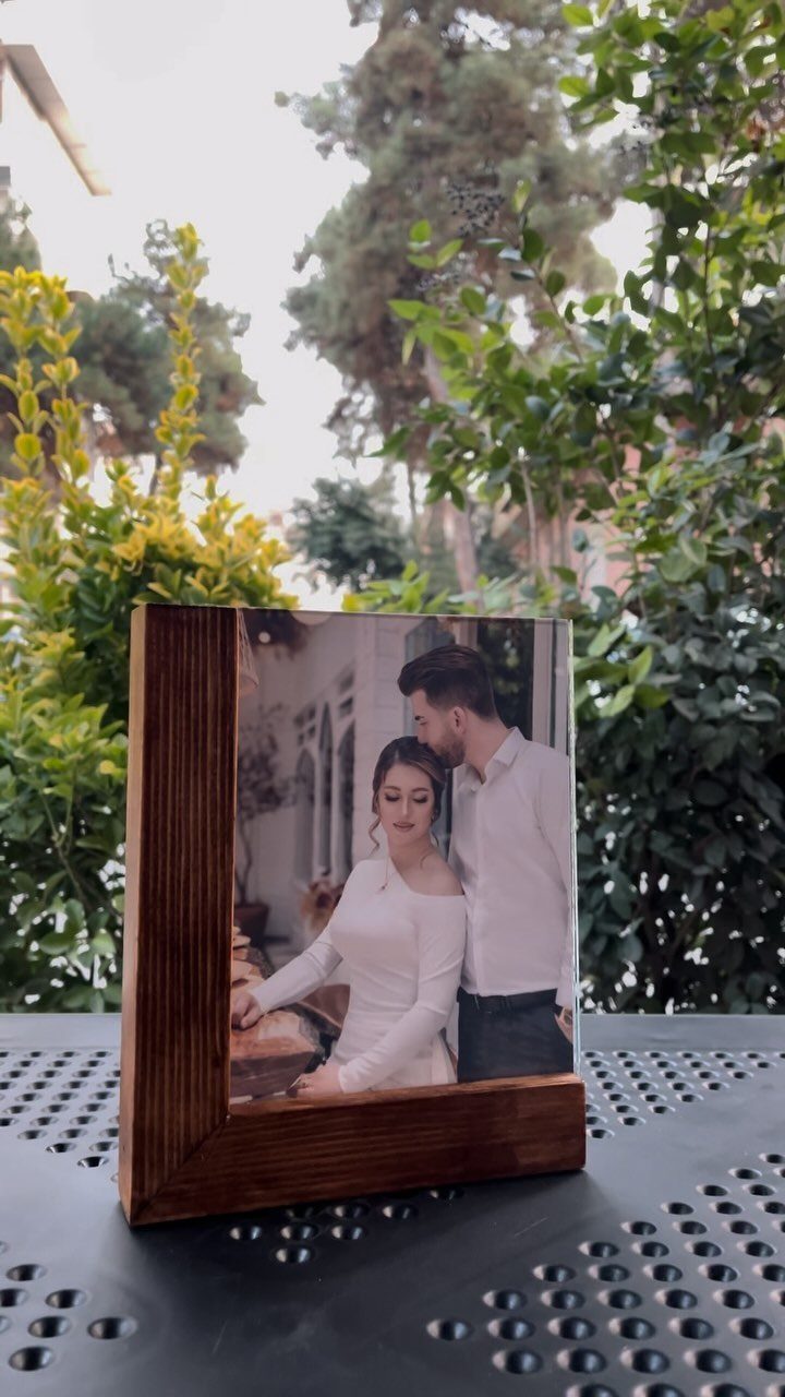14 Easy Things to Make Out of Wood for Beginners 4 Wooden L-shaped picture frame holding a photo of a couple outdoors.